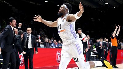 El triplazo de Yabusele desde su campo ante la Virtus de Bolonia