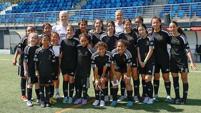 Møller y Svava, con las participantes de un clínic educativo de la Fundación e Inusports/Eurosoccer