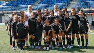 Møller y Svava, con las participantes de un clínic educativo de la Fundación e Inusports/Eurosoccer