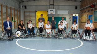 Felipe Reyes visits the wheelchair basketball school run by the Foundation and Signus in Getafe