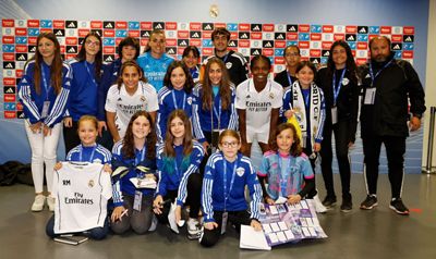 jugadoras de la gavia y de la gimnástica de colmenarejo presenciaron el real madrid-levante las planas