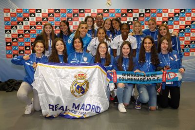 jugadoras de la gavia y de la gimnástica de colmenarejo presenciaron el real madrid-levante las planas