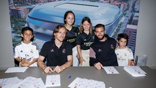 Nacho y Modrić, protagonistas en la sesión de firmas en Cádiz