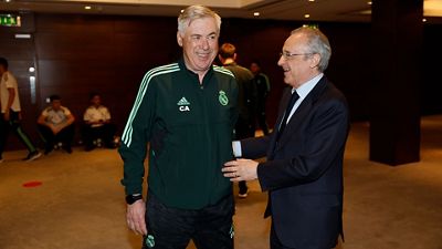 Florentino Pérez saludó al equipo antes del partido contra el Chelsea
