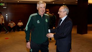 Florentino Pérez saludó al equipo antes del partido contra el Chelsea