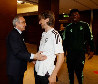 florentino pérez saludó a los jugadores del real madrid