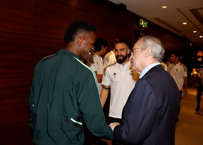 florentino pérez saludó a los jugadores del real madrid