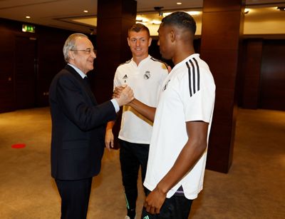 florentino pérez saludó a los jugadores del real madrid