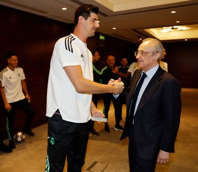 florentino pérez saludó a los jugadores del real madrid