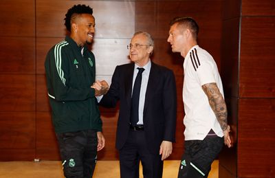 florentino pérez saludó a los jugadores del real madrid