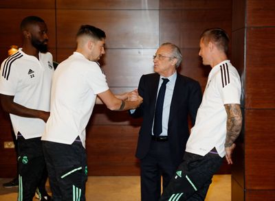 florentino pérez saludó a los jugadores del real madrid