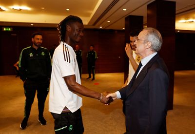 florentino pérez saludó a los jugadores del real madrid