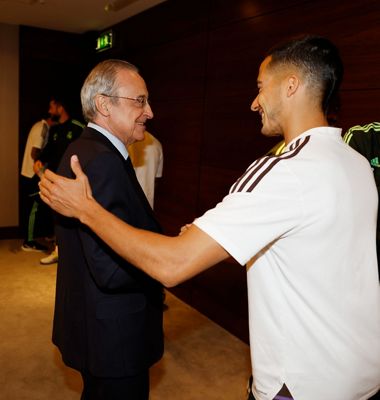 florentino pérez saludó a los jugadores del real madrid