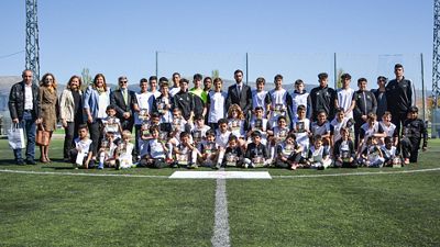 Arbeloa visita la escuela de la Fundación Real Madrid y Ecopilas en Segovia
