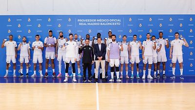 Basketball squad receives digital Sanitas cards