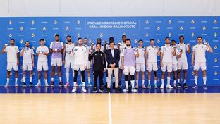 La plantilla de baloncesto recibe las tarjetas digitales de Sanitas