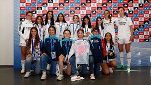 Jugadoras de las escuelas del Colegio San Gabriel y la Gimnástica de Colmenarejo presenciaron el Real Madrid-Madrid CFF