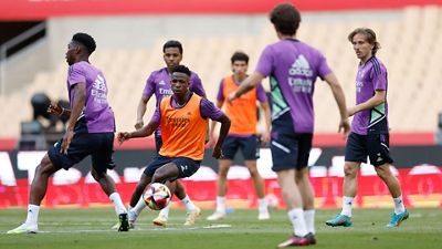 Real Madrid train at La Cartuja