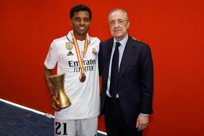 el presidente felicitó a los campeones en el vestuario