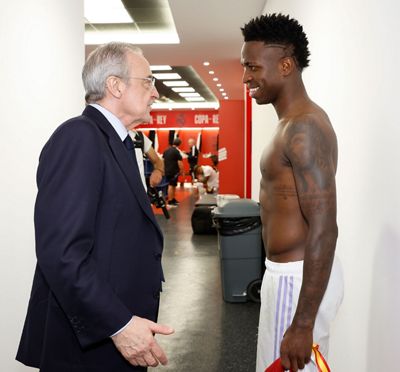 el presidente felicitó a los campeones en el vestuario