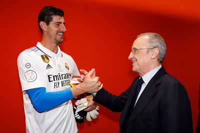 el presidente felicitó a los campeones en el vestuario