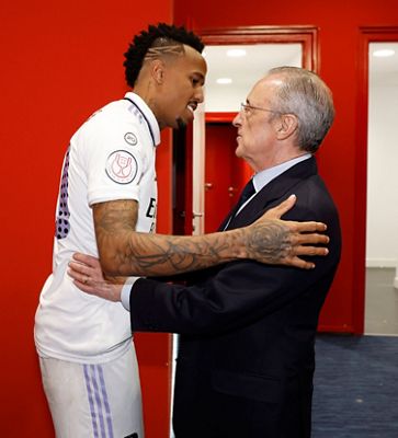 el presidente felicitó a los campeones en el vestuario