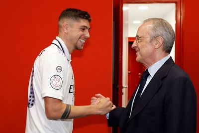 el presidente felicitó a los campeones en el vestuario