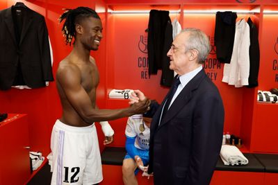 el presidente felicitó a los campeones en el vestuario