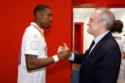 el presidente felicitó a los campeones en el vestuario