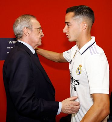 el presidente felicitó a los campeones en el vestuario