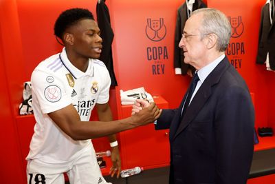 el presidente felicitó a los campeones en el vestuario