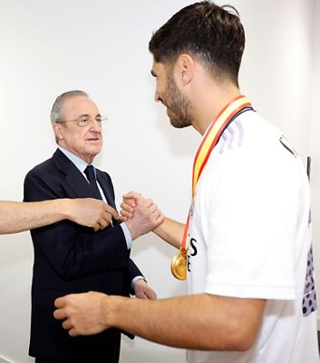 el presidente felicitó a los campeones en el vestuario