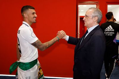 el presidente felicitó a los campeones en el vestuario