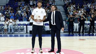 Tavares recibe el trofeo al mejor defensor de la Liga 2022-23