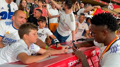 Inside Real Madrid: Vini Jr. recibe el cariño de todos en el estadio tras ganar la Copa del Rey