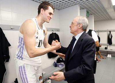 florentino pérez saludó a los jugadores por el pase a la final four