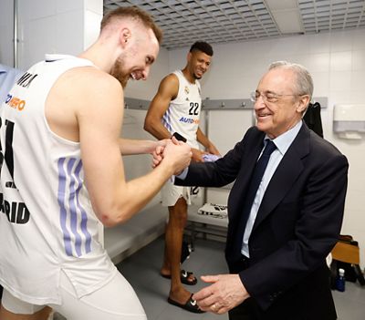 florentino pérez saludó a los jugadores por el pase a la final four