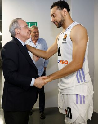 florentino pérez saludó a los jugadores por el pase a la final four