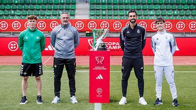 Los entrenadores y capitanes del Juvenil A y el Betis posaron con la Copa de Campeones