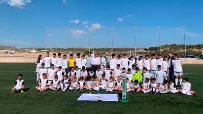 García Cortés visita la escuela sociodeportiva de fútbol de Mazarrón