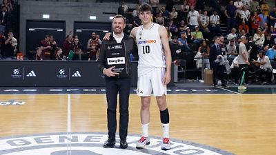 Hugo González recibe el trofeo Rising Star de la Euroliga Júnior