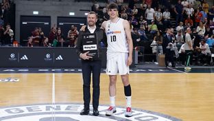 Hugo González recibe el trofeo Rising Star de la Euroliga Júnior