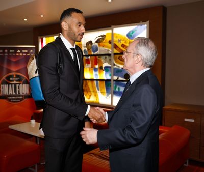 el presidente con el equipo en kaunas antes de la final