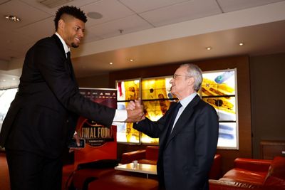 el presidente con el equipo en kaunas antes de la final