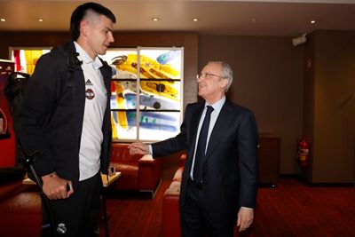 el presidente con el equipo en kaunas antes de la final