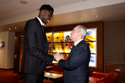 el presidente con el equipo en kaunas antes de la final