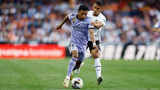 1-0: Derrota em Valência de novo com polémica na arbitragem e no VAR