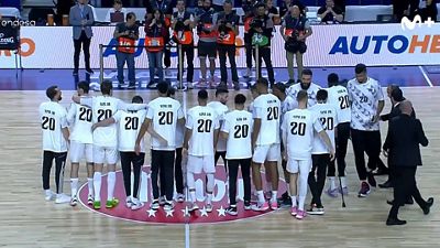 The basketball team get behind Vini Jr.