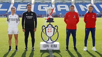 Los entrenadores y las capitanas del Real Madrid y el Atlético posaron con la Copa de la Reina