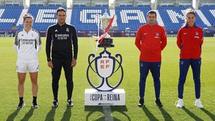Los entrenadores y las capitanas del Real Madrid y el Atlético posaron con la Copa de la Reina